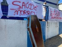 moradores-usam-caixao-durante-protesto-em-frente-a-predio-de-upa-sem-utilizacao-em-piracicaba