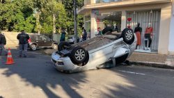 colisao-deixa-carro-com-rodas-para-cima-e-crianca-ferida-em-piracicaba;-video