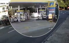 video:-camera-flagra-acidente-entre-ambulancia-e-van-escolar-em-piracicaba;-paciente-transportada-morreu-em-upa-apos-batida