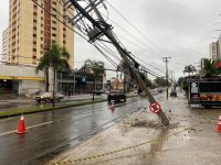 batida-deixa-poste-‘pendurado’-e-interdita-faixa-da-avenida-independencia-em-piracicaba