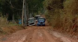 caminhao-e-onibus-escolares-atolam-em-estrada-de-terra-na-zona-rural-de-cosmopolis