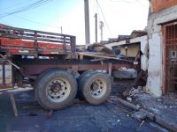 caminhao-perde-o-freio,-desce-ladeira-de-re-e-invade-duas-casas-em-limeira