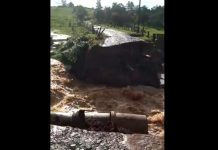 tres-meses-apos-queda-de-ponte,-moradores-permanecem-sem-acesso-a-bairro-e-atravessam-corrego-a-pe-em-rio-das-pedras