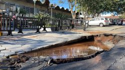 asfalto-cede-e-estacionamento-do-sesc-fica-inundado-apos-adutora-se-romper-em-piracicaba;-video