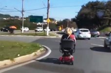 idosa-e-flagrada-dirigindo-carrinho-eletrico-em-avenida-com-transito-intenso-em-limeira;-video