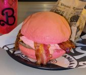 hamburguer,-pizza-rosa-e-semana-‘pink’:-estreia-do-filme-‘barbie’-movimenta-comercio-em-limeira